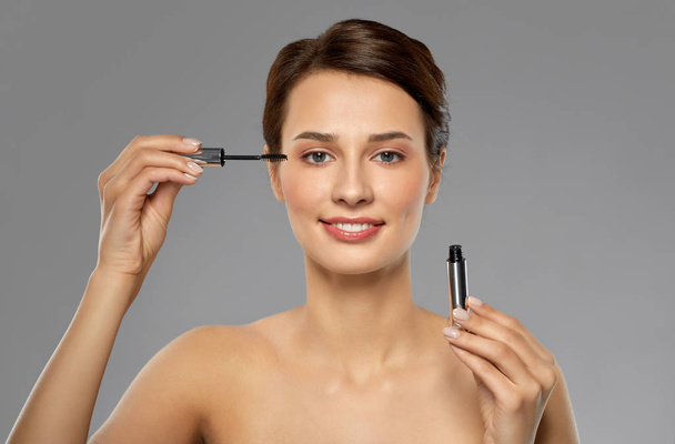 beautiful woman applying mascara - Foto, imagen