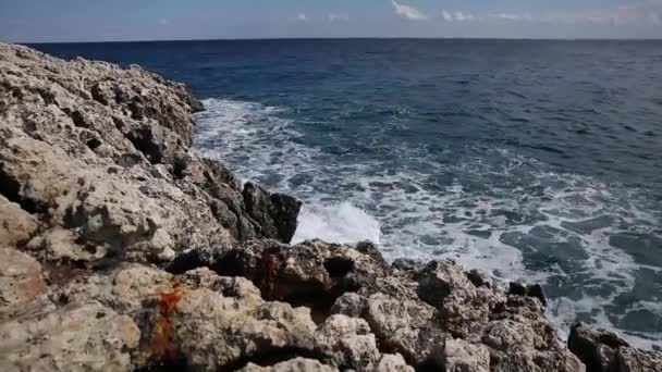 Waves roll with noise onto a rocky shore and beat against the shore. Beautiful seascape. - Footage, Video