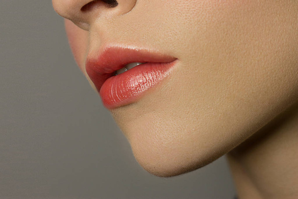 Sexual full lips. Natural gloss of lips and woman's skin. The mouth is closed. Increase in lips, cosmetology. Natural lips. Great summer mood with open eyes. fashion jewelry. Pink lip gloss - Foto, Imagem