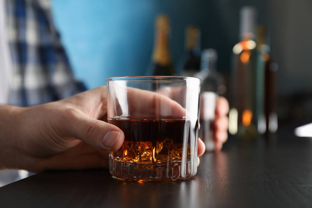 Des hommes tenant des verres de whisky au bar, espace pour le texte
 - Photo, image