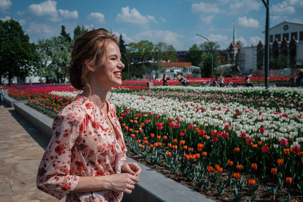 Mladá krásná žena v tulipánu pole na jaře - Fotografie, Obrázek