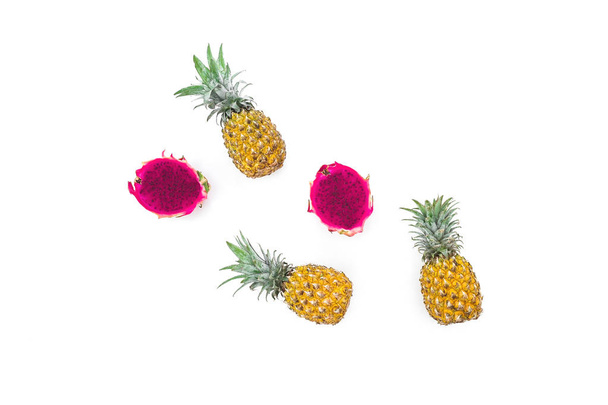 Beyaz sırtında ananas ve ejderha meyvelerinin meyve bileşimi. - Fotoğraf, Görsel