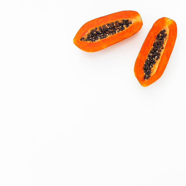 Smaczne papaja izolowane na białym tle. Układy płaskie. - Zdjęcie, obraz