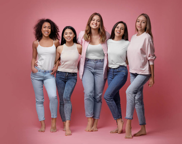 Група жінок з різними типами тіла на рожевому фоні
 - Фото, зображення
