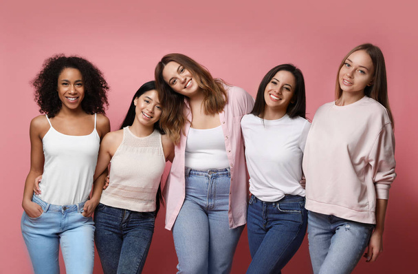 Grupa kobiet z różnymi rodzajami ciała na różowym tle - Zdjęcie, obraz