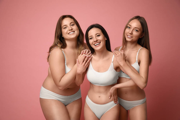 Grupa kobiet z różnymi rodzajami ciała w bieliźnie na różowym tle - Zdjęcie, obraz