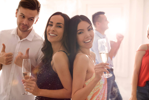 Paar glückliche Freunde mit Champagner tanzen auf Party - Foto, Bild