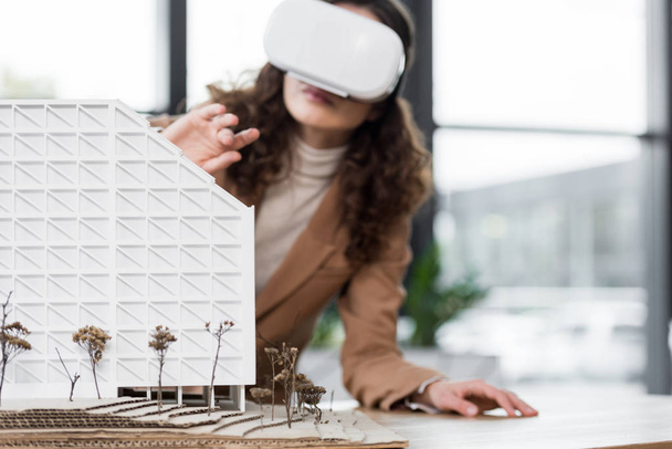 szelektív fókusz virtuális valóság építész virtuális valóság headset nézi modell ház  - Fotó, kép