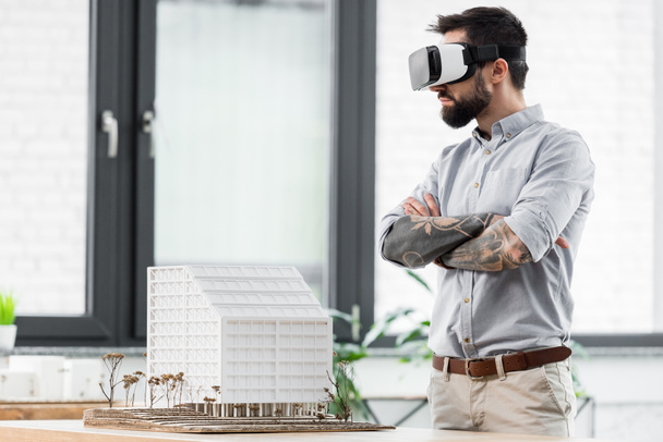 virtuális valóság építész keresztbe tett karokkal virtuális valóság headset nézi modell ház  - Fotó, kép
