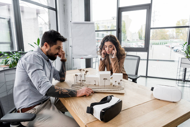 architetti di realtà virtuale guardando il modello di casa in ufficio
  - Foto, immagini