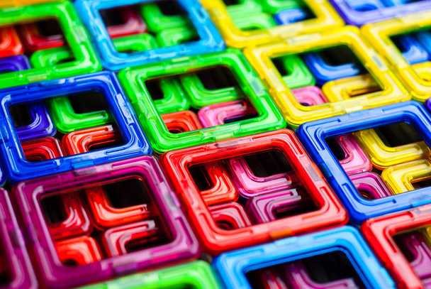 Patroon (achtergrond) van gekleurde vierkanten van de magnetische constructeur; geometrische figuren - Foto, afbeelding