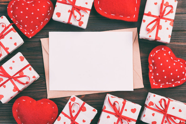 Zarf posta koyu ahşap arka plan üzerinde kırmızı kalp ve hediye kutulu. Sevgililer günü kartı, aşk veya kavramı tebrik düğün - Fotoğraf, Görsel