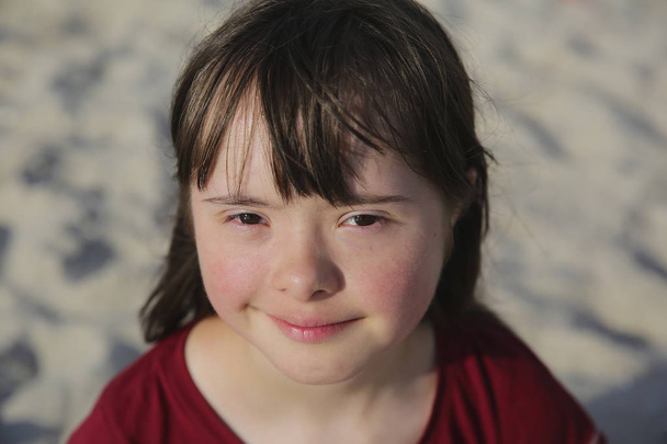 Portrét dívky Downův syndrom, mimo - Fotografie, Obrázek
