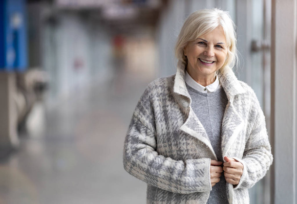 Ritratto di donna anziana sorridente
 - Foto, immagini