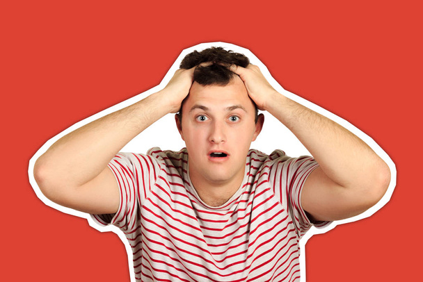 Verbijsterde jongeman in t-shirt met hoofd met beide handen. emotionele man geïsoleerd Magazine collage stijl met trendy kleur - Foto, afbeelding
