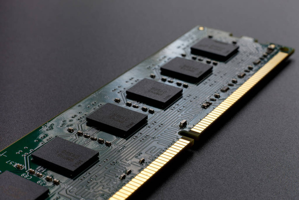 Computer Ram Random Access Memoryモジュールは、技術の進歩、開発、電子設計のイメージのために黒の背景に斜めに配置されています。選択的焦点 - 写真・画像