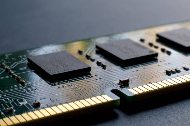 Um entalhe chave slot, contatos, faixas de conexão e microchips de um computador RAM Random Access Módulos de memória close-up para design eletrônico. Foco seletivo
. - Foto, Imagem