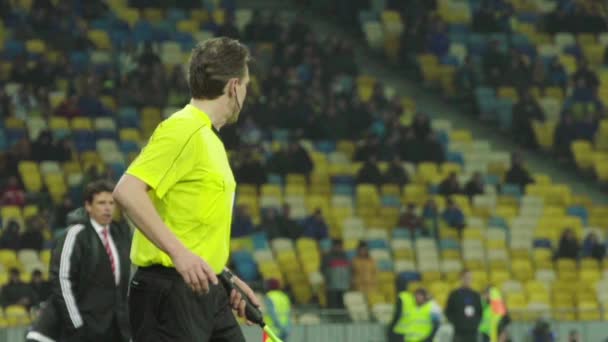 Male referee during a football soccer match. Slow motion - Filmagem, Vídeo