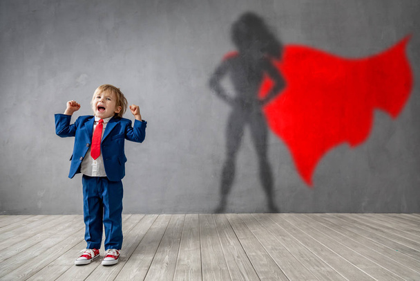 Enfant rêve de devenir un super-héros
 - Photo, image