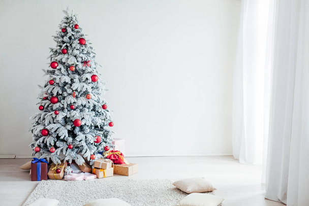 Внутренняя отделка новогодней елки с подарками и украшениями
 - Фото, изображение