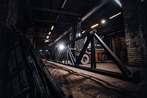 Человек работает на металлургическом заводе
 - Фото, изображение