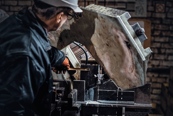 Homem está trabalhando na fábrica de metal
 - Foto, Imagem