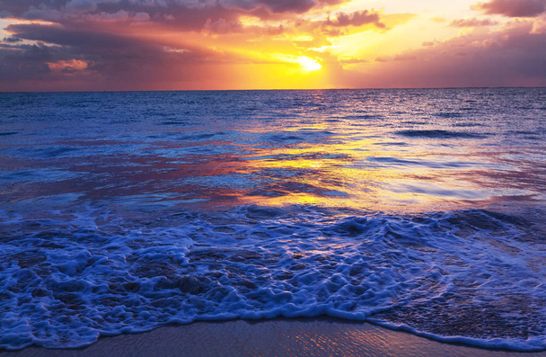 Escénica puesta de sol de colores en la costa del mar. Bueno para fondo de pantalla o imagen de fondo. - Foto, Imagen