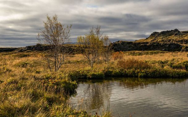 Island, Herbst, unglaubliche Landschaften des Landes, See und Felsen - Foto, Bild