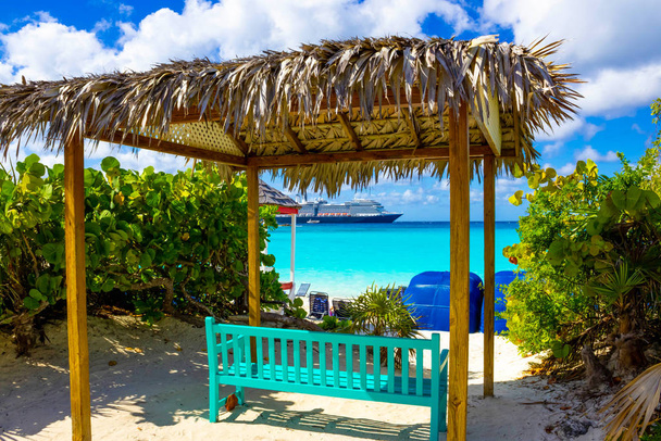Kilátás az üres strandra a Half Moon Cay szigeten Bahamákon. - Fotó, kép