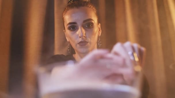 Mädchen führt okkulte Retuschen durch - Filmmaterial, Video
