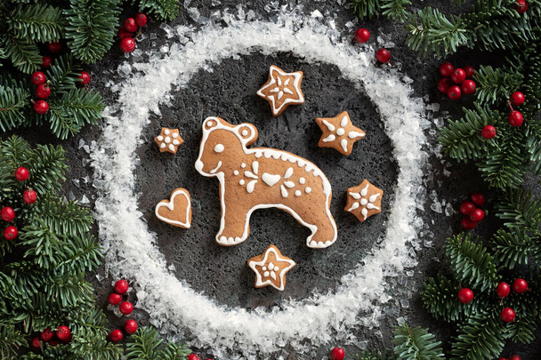 Homemade Christmas gingerbread cookie in the form of a bear - Foto, Imagen