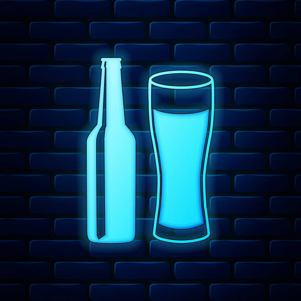 Świecąca neonowa butelka piwa i szklana ikona izolowane na tle muru ceglanego. Alkohol napój symbol. Ilustracja wektorowa - Wektor, obraz