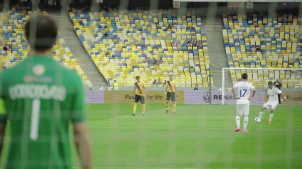 Focimeccs a stadionban. Olimpiyskiy vagyok. Kijevben. Ukrajna. - Felvétel, videó