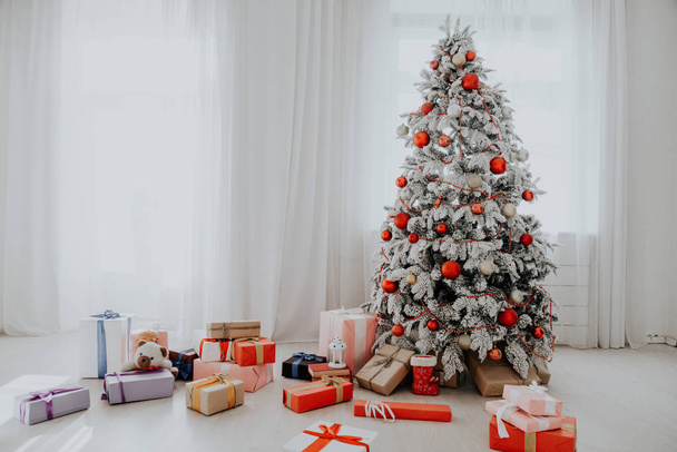 Рождественская елка с гирляндами огней
 - Фото, изображение