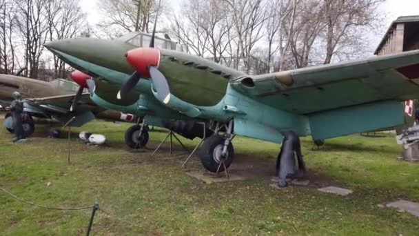 Oude militaire vliegtuig weergegeven op een museum. - Video