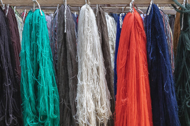 fils de laine de différentes couleurs, présentés en rangées une à côté de th
 - Photo, image