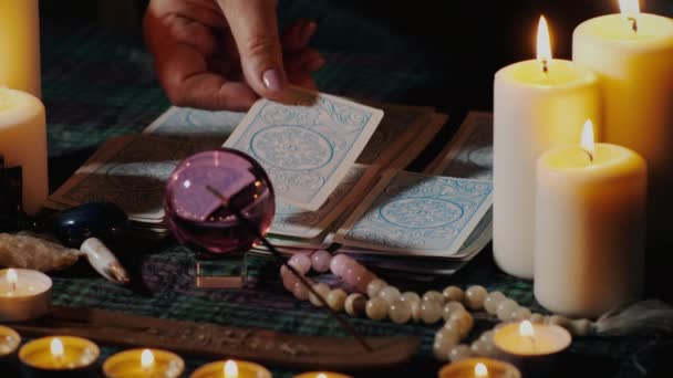 Handen zigeuner vouwen tarot kaarten - Video
