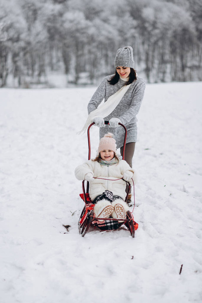 Mother with small daughter in winter park - Foto, imagen
