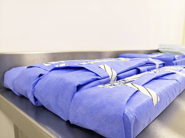 Instrumentos quirúrgicos estériles envueltos
 - Foto, imagen