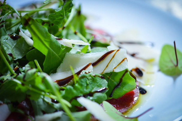 köstlicher frischer Bresaola & Ruccola-Salat - Foto, Bild
