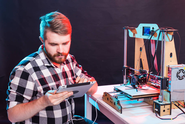 Homme étudiant fait l'article sur l'imprimante 3D
 - Photo, image