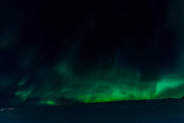 Kuzey gökyüzünde Aurora Borealis. Üst atmosferde hava parçacıklarının iyonlaşması. - Fotoğraf, Görsel