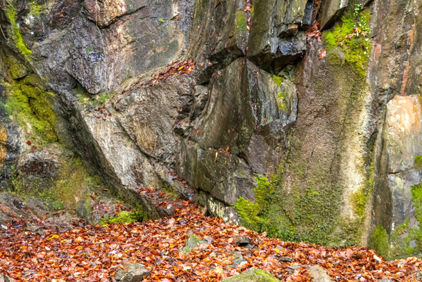 massive Felskante einer alten Steinbruchgrube ist ein Vintage-Symbol für Felswände und Freeclimbing-Fans als Cliffhanger und Abbau von Schiefer, Schiefer und Schiefer in einer soliden Felsenbank - Foto, Bild