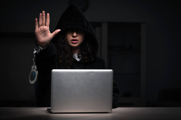 Femme pirate piratage pare-feu de sécurité tard dans le bureau - Photo, image