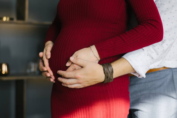 werdende Eltern Mann und Frau halten ihre Hände auf schwangerem Bauch, während sie auf ihr Baby warten - Foto, Bild