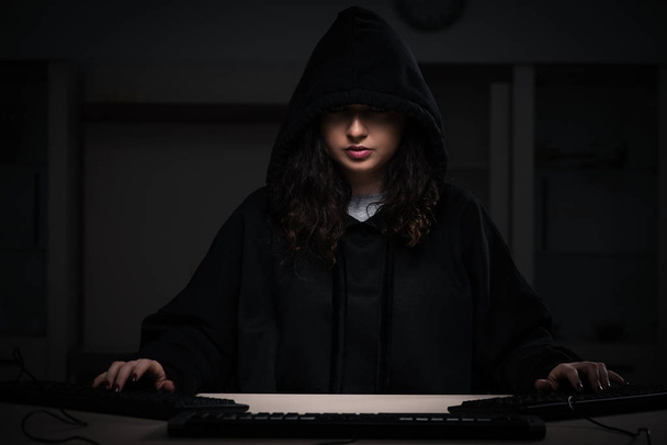 Γυναίκα χάκερ hacking τείχος προστασίας ασφαλείας αργά στο γραφείο - Φωτογραφία, εικόνα