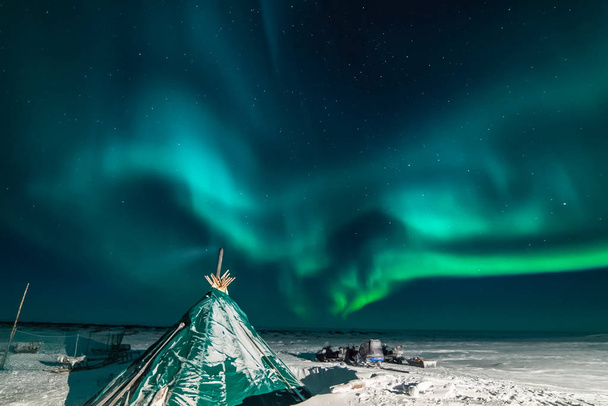 Aurora boreal en el cielo nocturno del norte. Ionización de partículas de aire en la atmósfera superior
. - Foto, Imagen