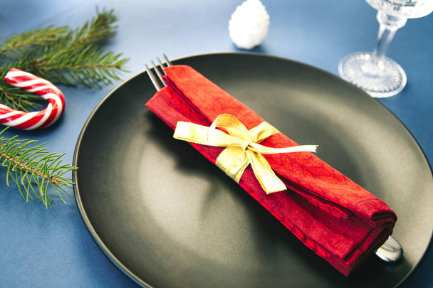 Weihnachtliche Tischdekoration mit weihnachtlicher Dekoration. - Foto, Bild
