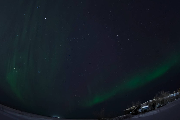 Aurora boreal en el cielo nocturno del norte. Ionización de partículas de aire en la atmósfera superior
. - Foto, imagen