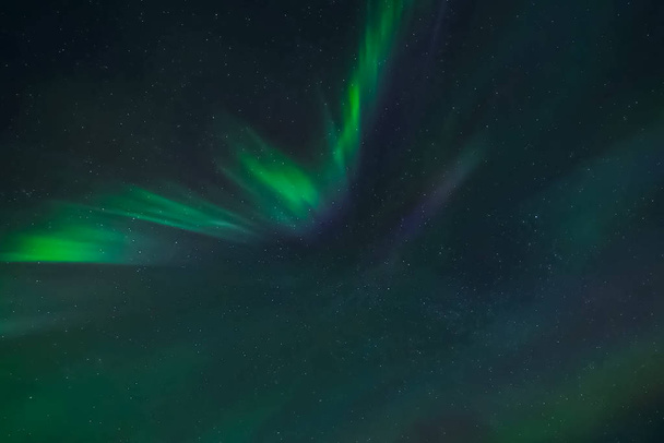 Aurora boreale nel cielo notturno settentrionale. Ionizzazione delle particelle d'aria nell'atmosfera superiore
. - Foto, immagini